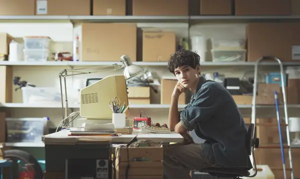Smart Teenager Arbeitet Mit Einem Oldtimer Computer Der Garage Blickt lizenzfreie Stockfotos