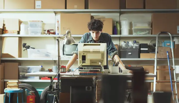 Adolescente Nerd Inteligente Garagem Ele Está Trabalhando Com Computador Antigo Imagens De Bancos De Imagens