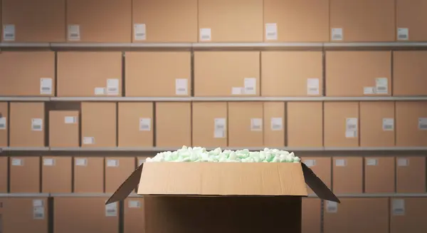 Offene Lieferbox Gefüllt Mit Verpackungschips Lagerregale Mit Schachteln Hintergrund Stockfoto