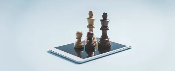 Σκάκι Κομμάτια Ένα Ψηφιακό Tablet Online Σκακιστικό Βίντεο Παιχνίδι Έννοια Εικόνα Αρχείου