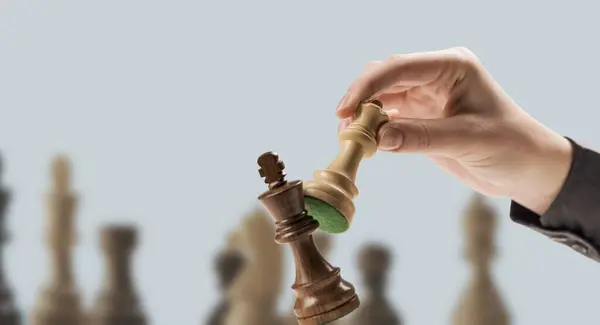 Spieler Besiegt Seinen Gegner Und Gewinnt Ein Schachspiel Führung Und Stockfoto