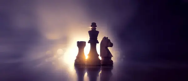 Schachfiguren Auf Dem Schachbrett Mit Rauch Herausforderung Und Wettkampfkonzept lizenzfreie Stockbilder