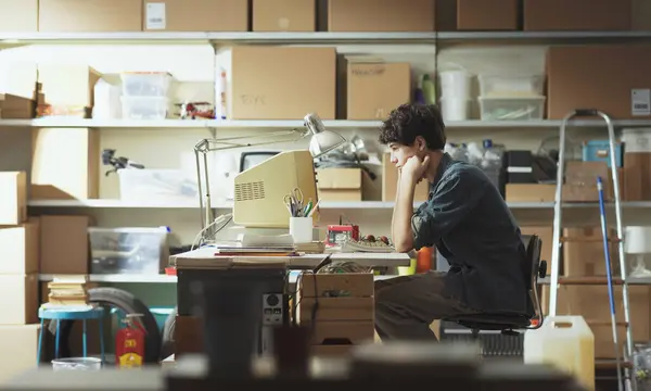 Adolescente Inteligente Focado Sentado Mesa Sua Garagem Trabalhando Com Computador Fotos De Bancos De Imagens