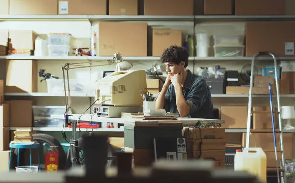 Konzentrierter Smarter Teenager Sitzt Schreibtisch Seiner Garage Und Arbeitet Mit Stockfoto