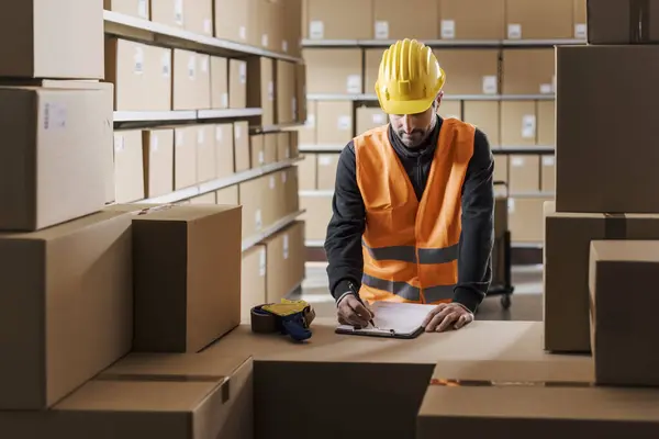 Lagerarbeider Med Utklippstavle Kontrollpakker Logistikk Forsendelseskonsept stockbilde