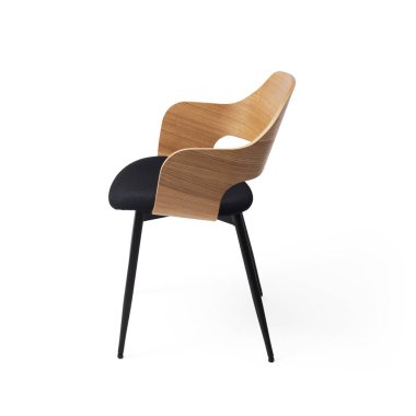 Beyaz arka planda izole edilmiş zarif ahşap sandalye, ev dekoru ve iç tasarım konsepti