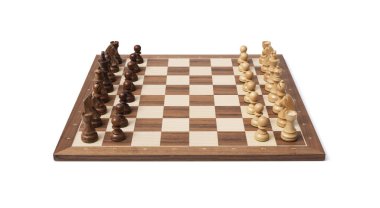 Satranç taşlarıyla tahta satranç tahtası beyaz arka planda izole edilmiş oyun için hazır.