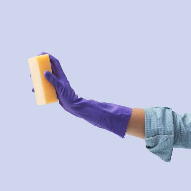 Koruyucu eldiven takan ve temizlik süngeri, hijyen ve temizlik konsepti tutan bir kadın.