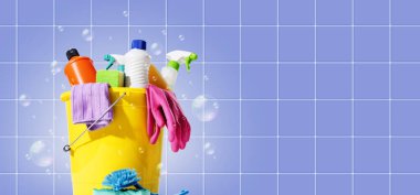 Sabun köpüğü, hijyen ve temizlik malzemeleriyle çevrili temizlik malzemeleri, fotokopi alanı ile pankart