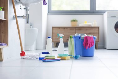 Evdeki banyoda çeşitli deterjanlar ve temizlik malzemeleri: hijyen ve temizlik konsepti