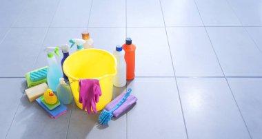 Banyo zemininde çeşitli temizlik malzemeleri ve deterjanlar, hijyen ve temizlik konsepti.