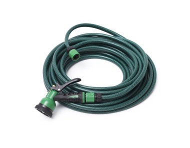 Beyaz arka planda izole edilmiş yeşil bahçe hortumu, bahçe malzemeleri ve araç gereç kavramı