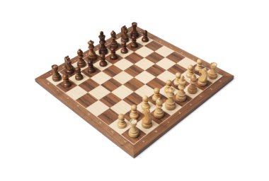 Satranç taşlarıyla tahta satranç tahtası beyaz arka planda izole edilmiş oyun için hazır.