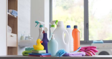 Evdeki banyoda çeşitli deterjan ve temizlik malzemeleri, ev temizliği ve hijyen konsepti.