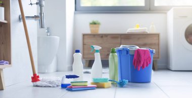 Evdeki banyoda çeşitli deterjanlar ve temizlik malzemeleri: hijyen ve temizlik konsepti