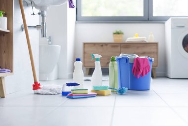 Evdeki banyoda çeşitli deterjanlar ve temizlik malzemeleri: hijyen ve temizlik konsepti