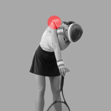 Yaralı genç bayan tenis oyuncusu, omzuna, spor ve sağlık hizmetlerine dokunuyor.