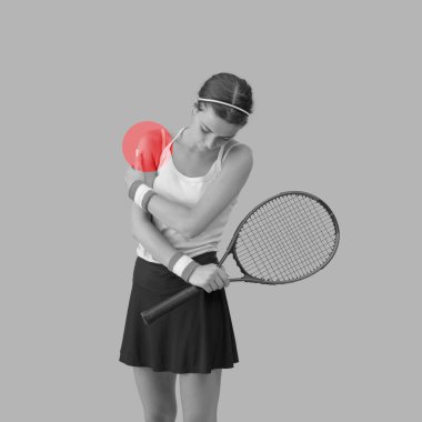 Yaralı genç bayan tenis oyuncusu, omzuna, spor ve sağlık hizmetlerine dokunuyor.