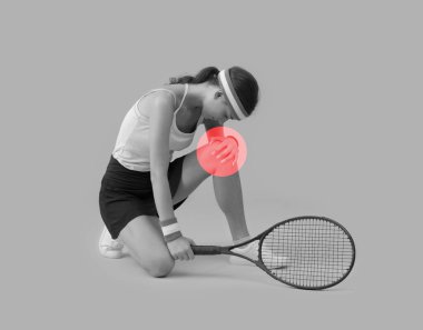 Yaralı genç bayan tenis oyuncusu, dizine, spor ve sağlık hizmetlerine dokunuyor.