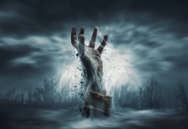 Sis, korku ve cadılar bayramı konseptiyle çevrili gece gökyüzünde yükselen tüyler ürpertici pis zombi eli.