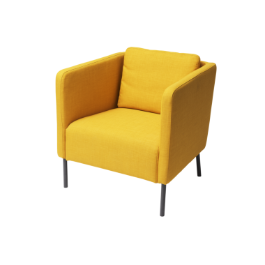 Beyaz arka planda izole edilmiş zarif sarı koltuk.