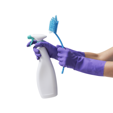 Deterjan ve fırça tutan kadın elleri.