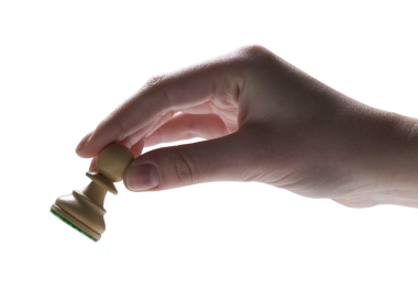 Satranç taşı tutan oyuncu