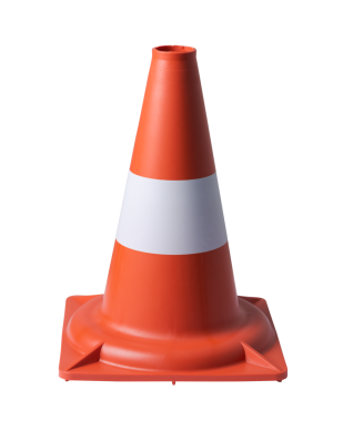 Beyaz arkaplanda trafik konisi izole edildi