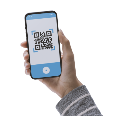 PNG dosyası yok. Kadın akıllı telefonunu kullanarak QR kodunu tarıyor.