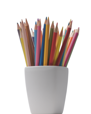 Bir kalem tutacağında çeşitli renkli kalemler