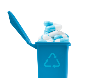 Haplarla dolu çöp tenekesi.