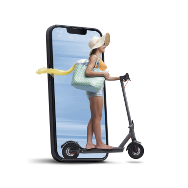 Elektrikli scooter ve akıllı telefon kullanan bir turist.