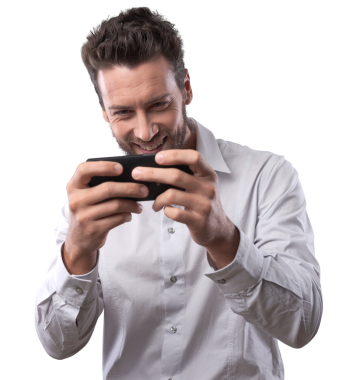 yakışıklı adam onun smartphone ile oynamak