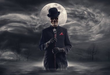 Sis ve karanlık, korku ve cadılar bayramı konseptiyle çevrili kafataslı ürkütücü kötü karakter.