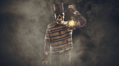 Kafatası kafatası ve kanlı giysileri olan korkunç kötü karakter kameraya bakıyor, Cadılar Bayramı ve korku konsepti, kopyalama alanı