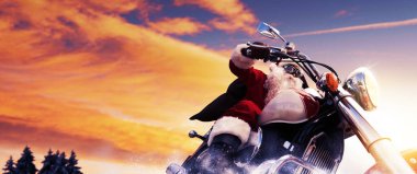 Hızlı motosiklet süren havalı Noel Baba bisikletçisi, alışılmadık bir Noel konsepti.