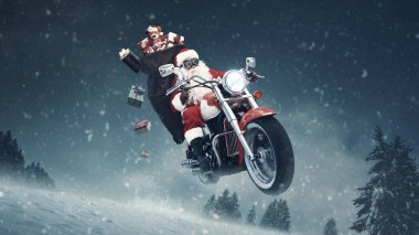 Motosikletli Noel Baba gece kar fırtınasında gidiyor ve Noel hediyeleri dağıtıyor, alışılmadık bir Noel konsepti.