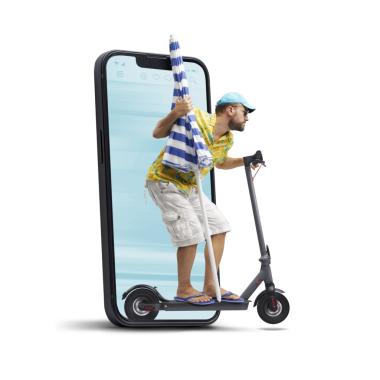 Elektrikli scooter ve akıllı telefon kullanan bir turist.