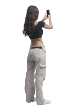 Akıllı telefonuyla fotoğraf çeken genç bir kadın. Geçmişi olmayan bir PNG dosyası.