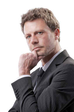 Kendine güvenen bir yönetici poz veriyor ve gülümsüyor.