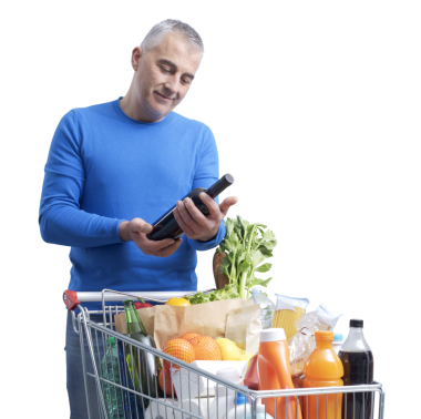 Alışveriş yapan ve şarap alan bir adam.