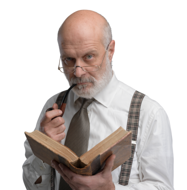 Kıdemli akademik profesör pipo okuyor ve içiyor.