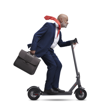 PNG dosyası yok. Hızlı iş adamı elektrikli scooter kullanıyor.