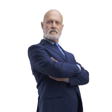 PNG dosyası. Geçmişi yok. Kollarını kavuşturmuş kendine güvenen iş adamı pozu veriyor.