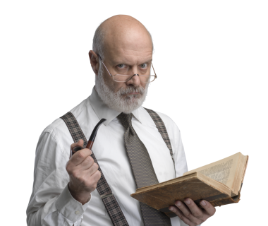 Kıdemli akademik profesör pipo okuyor ve içiyor.