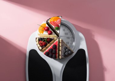 Kilo ölçeğine, diyete ve kilo verme konseptine göre lezzetli şekerli pasta dilimleri