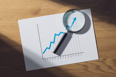 Olumlu eğilim ve büyütme gösteren oklu mali tablo: veri analizi, muhasebe ve finans hizmetleri kavramı