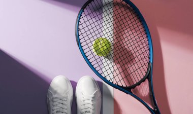 Sahada duran tenisçi, raket ve top kapanıyor: spor ve ekipman konsepti