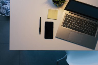 Dizüstü bilgisayarı, üst görünümü ve boşluğu kopyalayan minimal ofis çalışanı masaüstü