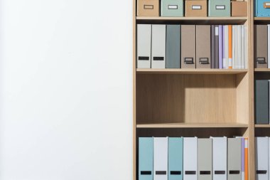Ofis içi düzenli kitaplık ve boş duvar, depolama ve arşiv kavramı